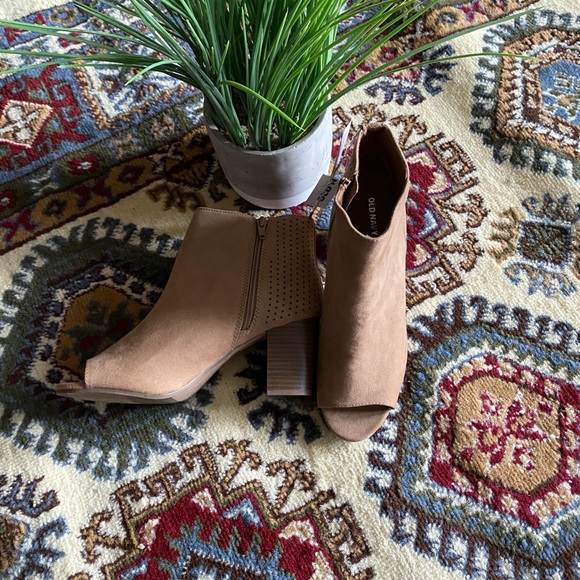 Old Navy Peep Toe Chunky Heel - Picture 5 of 6